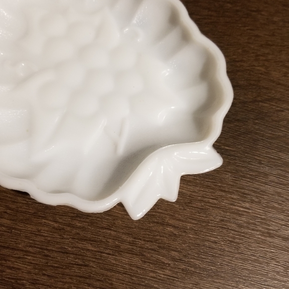 Vintage Milkglass grapes - Picture 2 of 13